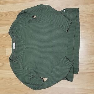 So Brand: Junior's Olive Green Long Sleeve Knit V-Neck Sweater size XL